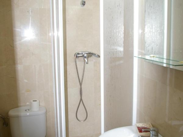 Hostal El Olivo : photo 3 de la chambre chambre lits jumeaux avec salle de bains privative