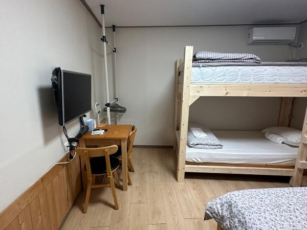 Seoul Station R Guesthouse : photo 6 de la chambre chambre familiale avec salle de bains privative