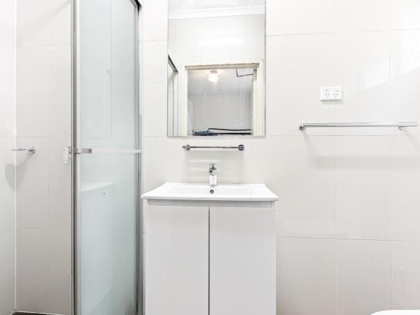 Newtown Backpackers : photo 2 de la chambre chambre quadruple avec salle de bains privative