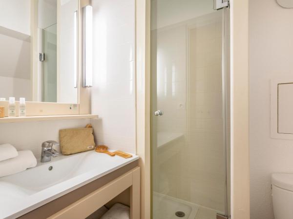 Résidence Pierre & Vacances L'Anse De Pramousquier : photo 7 de la chambre appartement supérieur 1 chambre avec coin nuit dans alcôve, climatisation et terrasse ou balcon (6 personnes) - vue sur mer - côté sud
