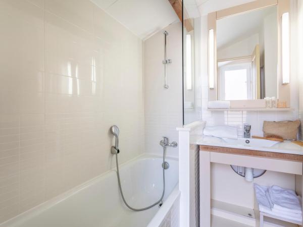 Résidence Pierre & Vacances L'Anse De Pramousquier : photo 6 de la chambre appartement supérieur 1 chambre avec coin nuit dans alcôve, climatisation et terrasse ou balcon (6 personnes) - vue sur mer - côté sud