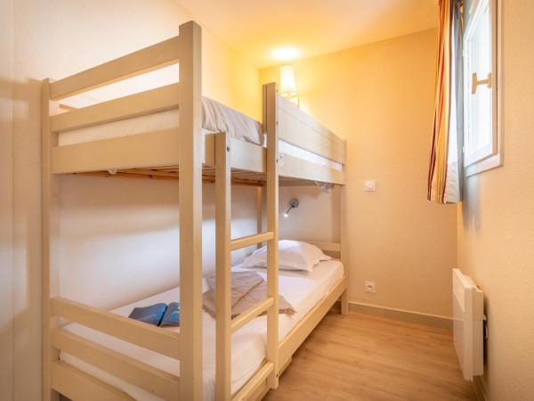 Résidence Pierre & Vacances L'Anse De Pramousquier : photo 5 de la chambre appartement supérieur 1 chambre avec coin nuit dans alcôve, climatisation et terrasse ou balcon (6 personnes) - vue sur mer - côté sud