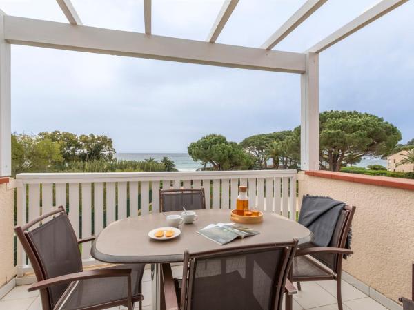 Résidence Pierre & Vacances L'Anse De Pramousquier : photo 9 de la chambre appartement supérieur 1 chambre avec coin nuit dans alcôve, climatisation et terrasse ou balcon (6 personnes) - vue sur mer - côté sud