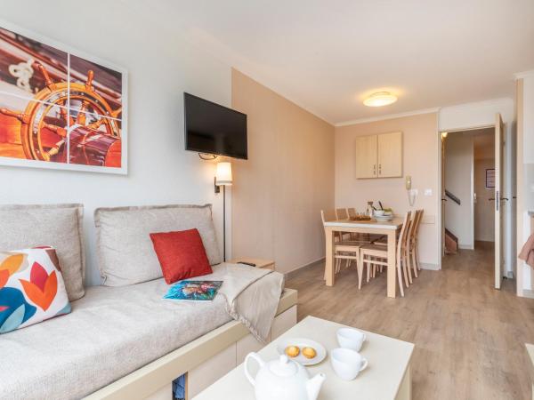 Résidence Pierre & Vacances L'Anse De Pramousquier : photo 2 de la chambre appartement supérieur 1 chambre avec coin nuit dans alcôve, climatisation et terrasse ou balcon (6 personnes) - vue sur mer - côté sud