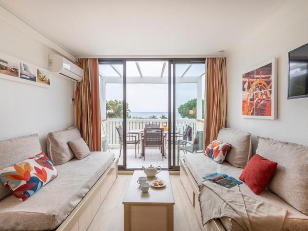 Résidence Pierre & Vacances L'Anse De Pramousquier : photo 1 de la chambre appartement supérieur 1 chambre avec coin nuit dans alcôve, climatisation et terrasse ou balcon (6 personnes) - vue sur mer - côté sud