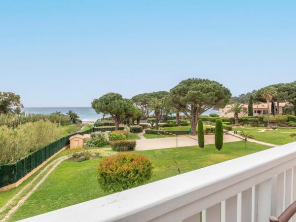 Résidence Pierre & Vacances L'Anse De Pramousquier : photo 8 de la chambre appartement supérieur 1 chambre avec coin nuit dans alcôve, climatisation et terrasse ou balcon (6 personnes) - vue sur mer - côté sud