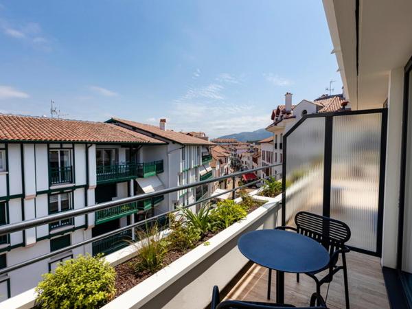 Thalazur Saint Jean de Luz - Hôtel & Spa : photo 1 de la chambre chambre supérieure avec balcon