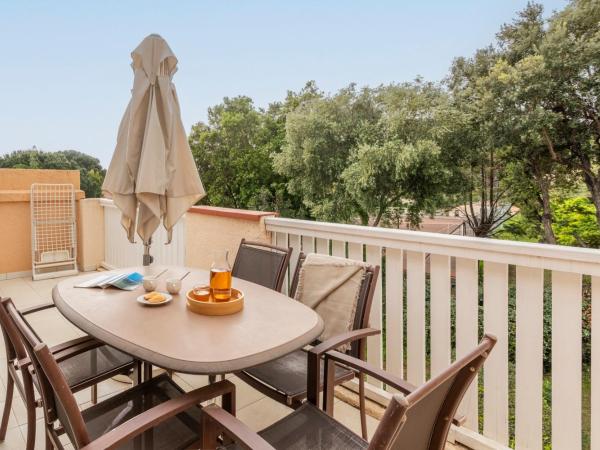 Résidence Pierre & Vacances L'Anse De Pramousquier : photo 7 de la chambre appartement supérieur 1 chambre avec coin nuit dans alcôve, climatisation et terrasse ou balcon (6 personnes)