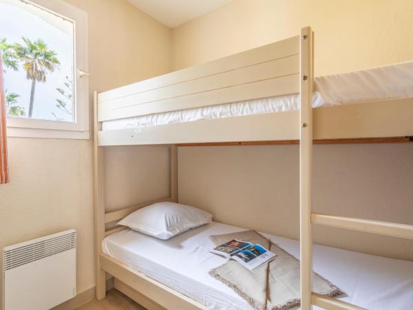 Résidence Pierre & Vacances L'Anse De Pramousquier : photo 6 de la chambre appartement supérieur 1 chambre avec coin nuit dans alcôve, climatisation et terrasse ou balcon (6 personnes)
