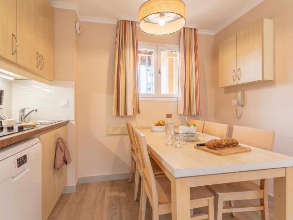 Résidence Pierre & Vacances L'Anse De Pramousquier : photo 4 de la chambre appartement supérieur 1 chambre avec coin nuit dans alcôve, climatisation et terrasse ou balcon (6 personnes)