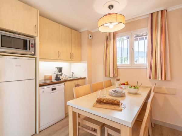Résidence Pierre & Vacances L'Anse De Pramousquier : photo 3 de la chambre appartement supérieur 1 chambre avec coin nuit dans alcôve, climatisation et terrasse ou balcon (6 personnes)