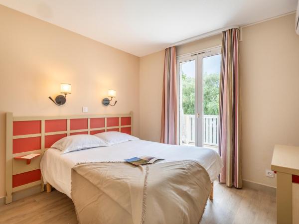 Résidence Pierre & Vacances L'Anse De Pramousquier : photo 5 de la chambre appartement supérieur 1 chambre avec coin nuit dans alcôve, climatisation et terrasse ou balcon (6 personnes)