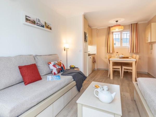 Résidence Pierre & Vacances L'Anse De Pramousquier : photo 2 de la chambre appartement supérieur 1 chambre avec coin nuit dans alcôve, climatisation et terrasse ou balcon (6 personnes)