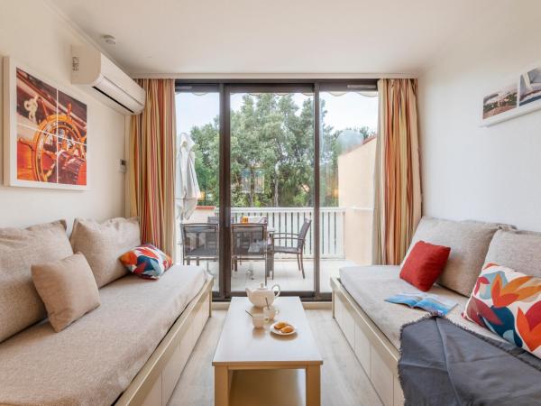 Résidence Pierre & Vacances L'Anse De Pramousquier : photo 1 de la chambre appartement supérieur 1 chambre avec coin nuit dans alcôve, climatisation et terrasse ou balcon (6 personnes)