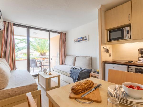 Résidence Pierre & Vacances L'Anse De Pramousquier : photo 3 de la chambre appartement supérieur 1 chambre avec climatisation et terrasse ou balcon (4 personnes)