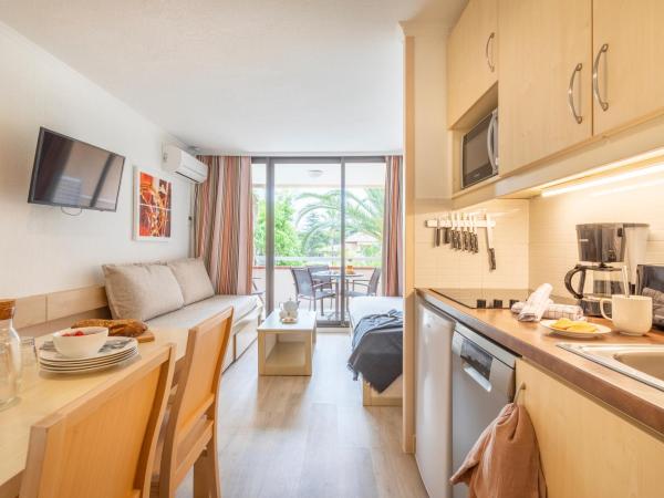 Résidence Pierre & Vacances L'Anse De Pramousquier : photo 2 de la chambre appartement supérieur 1 chambre avec climatisation et terrasse ou balcon (4 personnes)