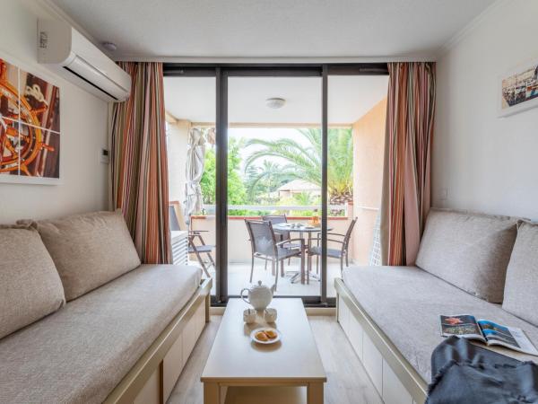 Résidence Pierre & Vacances L'Anse De Pramousquier : photo 1 de la chambre appartement supérieur 1 chambre avec climatisation et terrasse ou balcon (4 personnes)