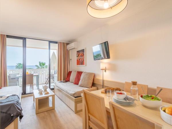 Résidence Pierre & Vacances L'Anse De Pramousquier : photo 8 de la chambre appartement supérieur 1 chambre avec climatisation et terrasse ou balcon (4 personnes) - vue sur mer - côté sud