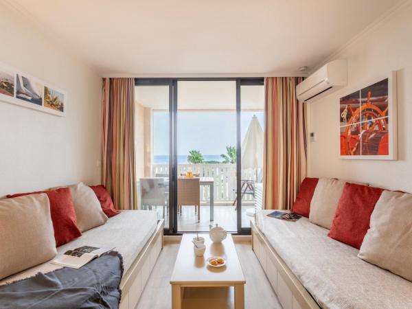 Résidence Pierre & Vacances L'Anse De Pramousquier : photo 6 de la chambre appartement supérieur 1 chambre avec climatisation et terrasse ou balcon (4 personnes) - vue sur mer - côté sud