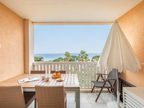 Résidence Pierre & Vacances L'Anse De Pramousquier : photo 9 de la chambre appartement supérieur 1 chambre avec climatisation et terrasse ou balcon (4 personnes) - vue sur mer - côté sud