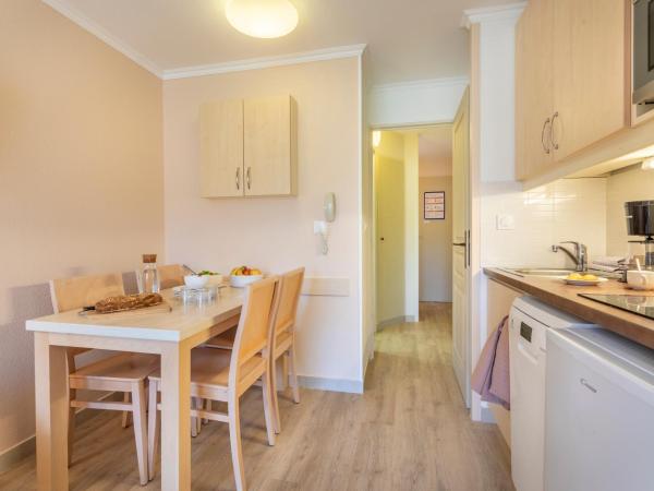 Résidence Pierre & Vacances L'Anse De Pramousquier : photo 3 de la chambre studio supérieur avec coin nuit en alcôve, climatisation et terrasse ou balcon (4 personnes)