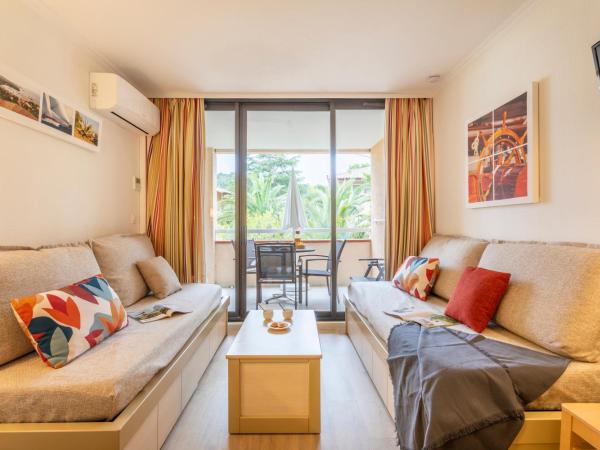 Résidence Pierre & Vacances L'Anse De Pramousquier : photo 1 de la chambre studio supérieur avec coin nuit en alcôve, climatisation et terrasse ou balcon (4 personnes)