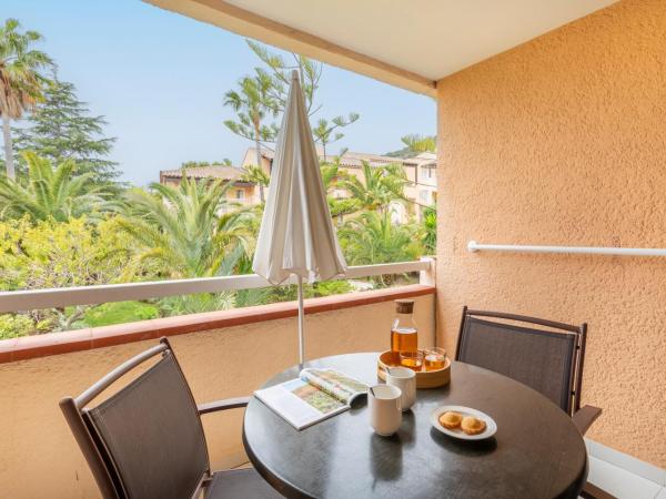 Résidence Pierre & Vacances L'Anse De Pramousquier : photo 8 de la chambre studio supérieur avec coin nuit en alcôve, climatisation et terrasse ou balcon (4 personnes)