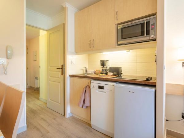 Résidence Pierre & Vacances L'Anse De Pramousquier : photo 4 de la chambre studio supérieur avec coin nuit en alcôve, climatisation et terrasse ou balcon (4 personnes)