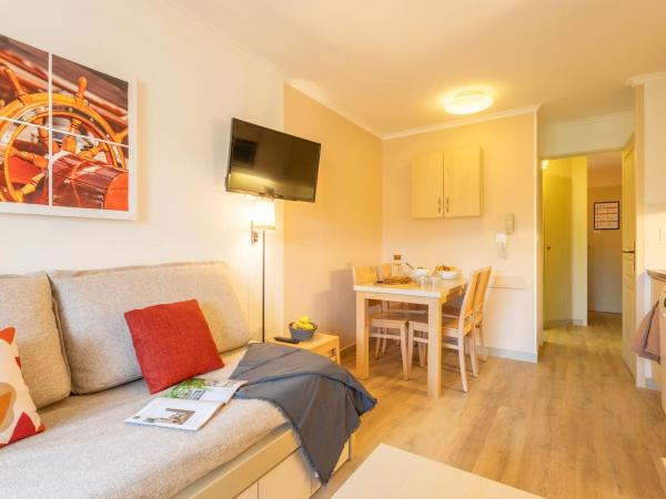 Résidence Pierre & Vacances L'Anse De Pramousquier : photo 2 de la chambre studio supérieur avec coin nuit en alcôve, climatisation et terrasse ou balcon (4 personnes)