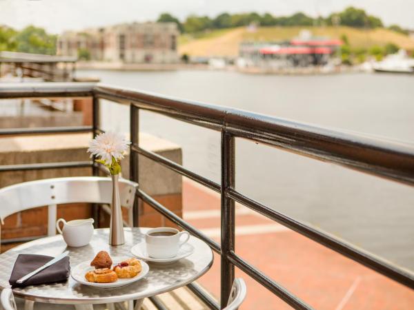 Pier 5 Hotel Baltimore : photo 1 de la chambre chambre lit king-size avec balcon
