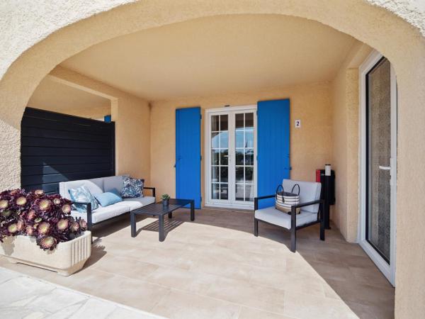Hôtel La Nartelle : photo 3 de la chambre chambre triple avec terrasse - vue sur jardin
