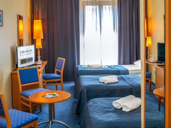 Corvin Hotel Budapest Sissi Wing : photo 5 de la chambre chambre triple