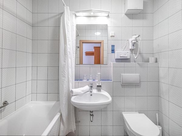 Corvin Hotel Budapest Sissi Wing : photo 3 de la chambre chambre triple