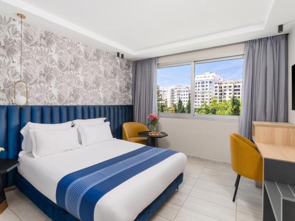 Kenzi Solazur : photo 1 de la chambre chambre lit king-size supérieure - vue sur piscine