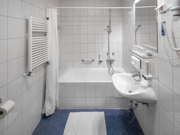 Corvin Hotel Budapest Sissi Wing : photo 7 de la chambre chambre familiale