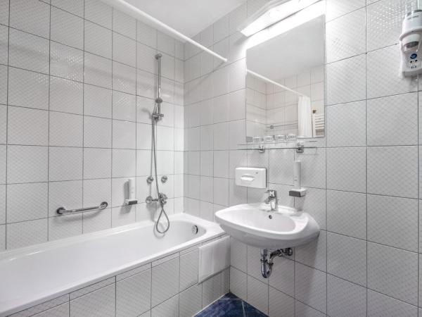 Corvin Hotel Budapest Sissi Wing : photo 4 de la chambre chambre familiale