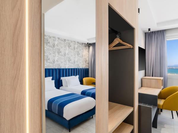 Kenzi Solazur : photo 3 de la chambre chambre lits jumeaux supérieure - vue latérale sur mer