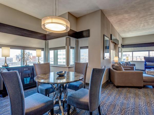 DoubleTree by Hilton St. Louis Forest Park : photo 3 de la chambre suite studio lit king-size