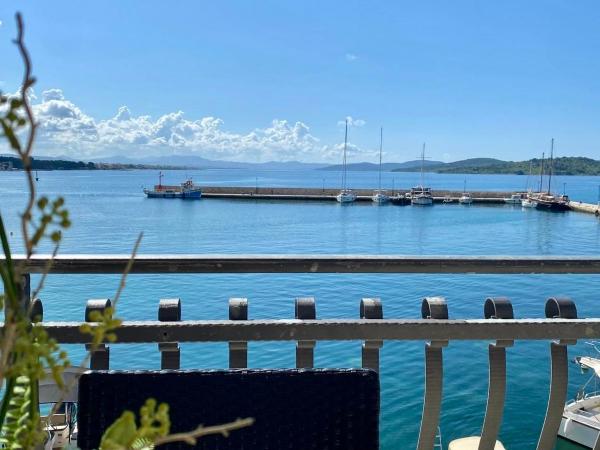 Villa Adria : photo 1 de la chambre three-bedroom apartment with terrace and sea view (5 adults)