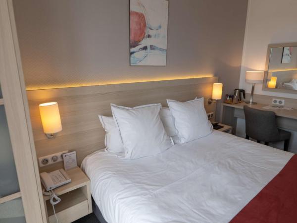 Best Western Plus Le Roof Vannes Bord de Mer : photo 3 de la chambre chambre supérieure lit queen-size avec balcon - vue sur mer