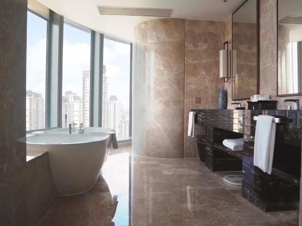 InterContinental Guangzhou Exhibition Center, an IHG Hotel - Free shuttle between hotel and Exhibition Center during Canton Fair & Exhibitor registration Counter : photo 3 de la chambre hébergement lit king-size classique avec baignoire - vue sur tour