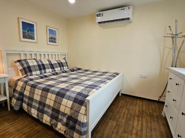 Bungalow 8 - Luxury 1-Bedroom Guest House in JVT : photo 3 de la chambre chambre lit king-size supérieure