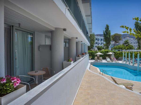 Alia Beach Hotel by Estia : photo 2 de la chambre chambre standard avec vue sur la piscine