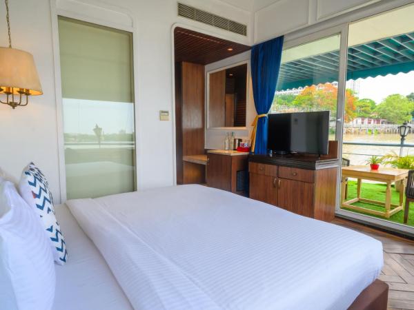 Polo Floatel Kolkata : photo 2 de la chambre suite deluxe avec lit king-size