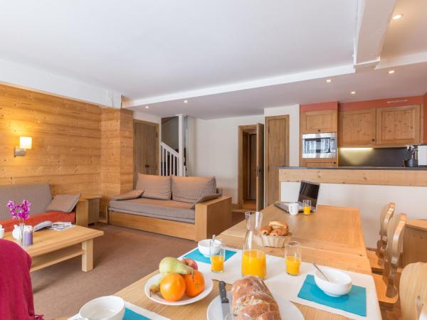 Résidence Pierre & Vacances Premium Les Chalets du Forum : photo 2 de la chambre two-bedroom duplex apartment with 2 sleeping alcove and balcony (10 people)