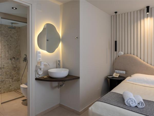 Alia Beach Hotel by Estia : photo 6 de la chambre chambre double ou lits jumeaux standard - vue sur cour intérieure