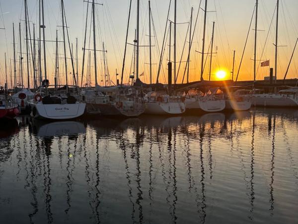 Voilier à quai : photo 1 de la chambre mobile home