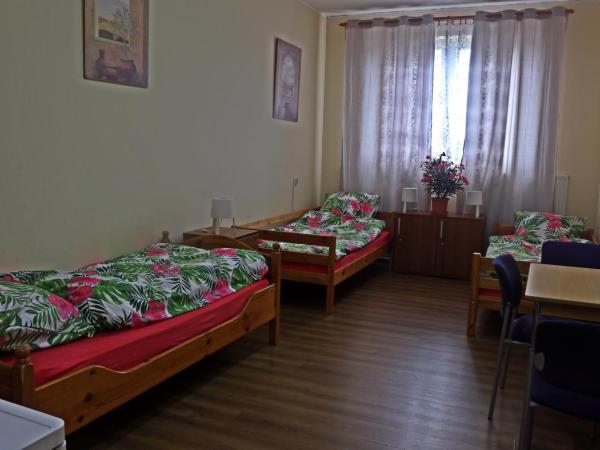 Hotel Dworek : photo 1 de la chambre chambre triple avec salle de bains privative