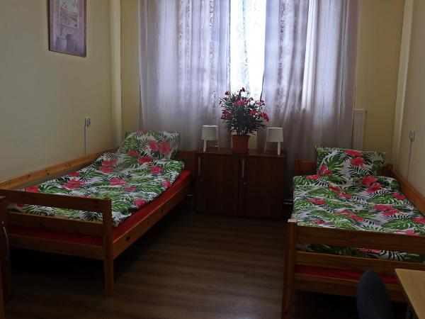 Hotel Dworek : photo 2 de la chambre chambre triple avec salle de bains privative