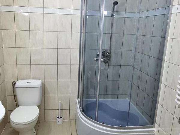 Hotel Dworek : photo 3 de la chambre chambre triple avec salle de bains privative